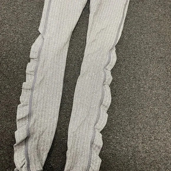 🐼Women Lululemon Athletica Gray and Black Leggings, size 4 - Picture 8 of 12